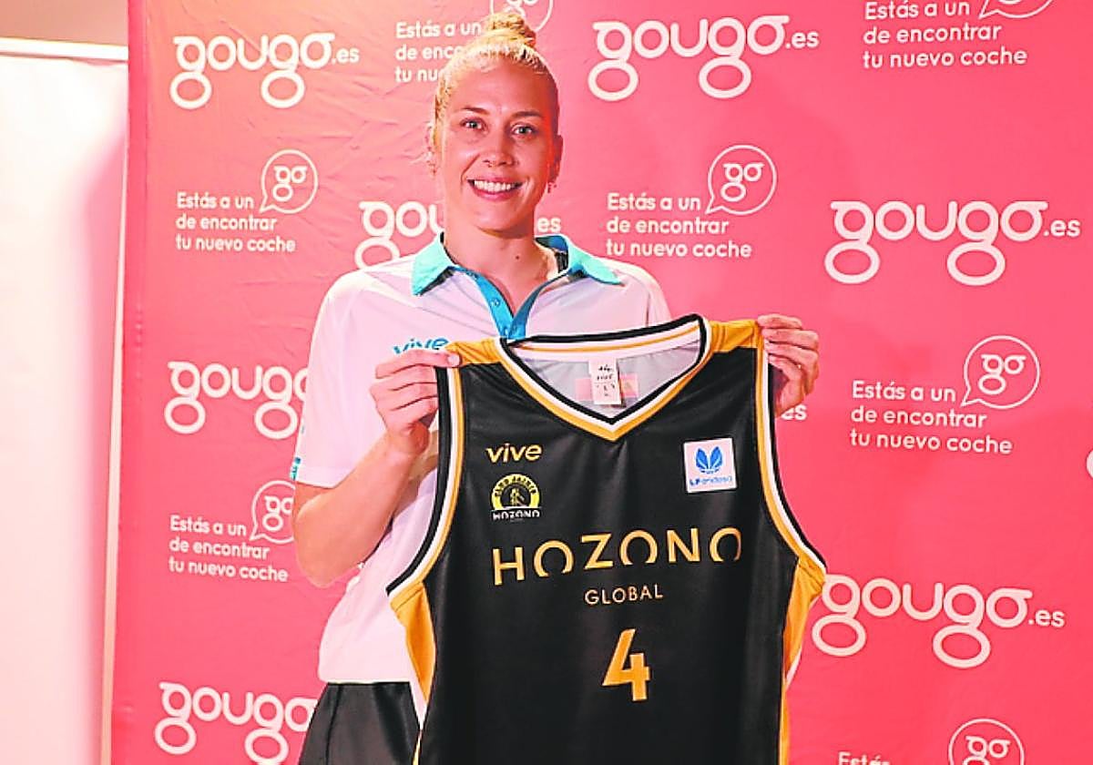 Abby Bishop posa con la camiseta del Jairis, ayer.