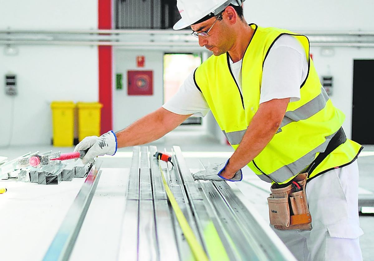 Un alumno, en un curso de prefabricados para construcción.