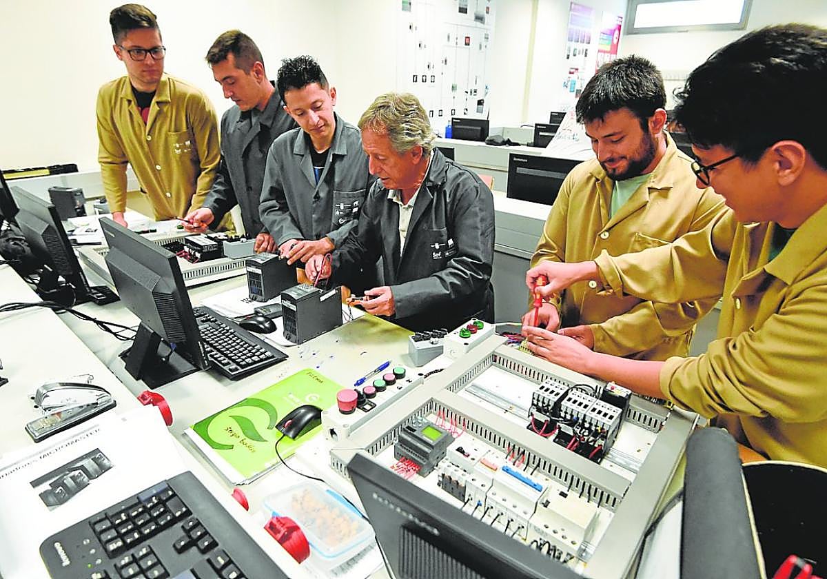 Varios alumnos atienden al profesor, en el centro, en uno de los cursos de formación, ayer en la sede de Fremm.