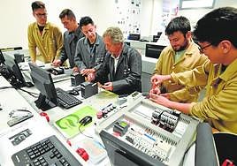 Varios alumnos atienden al profesor, en el centro, en uno de los cursos de formación, ayer en la sede de Fremm.