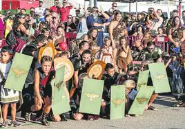 Un grupo de críos vestidos de romanos durante la batalla infantil.