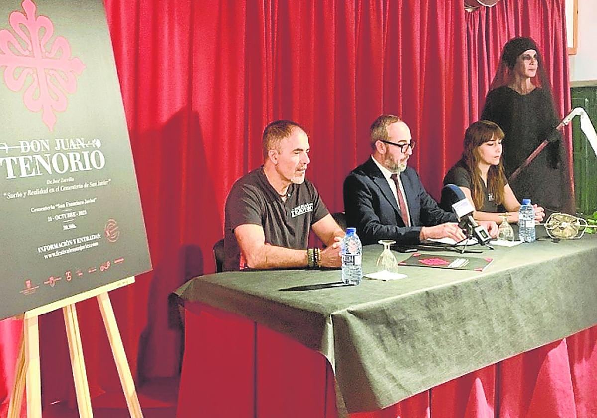 El edil de Cultura David Martínez, acompañado por Don Juan , Doña Inés y el personaje de la Muerte, presentó ayer, miércoles, en el Museo de San Javier, el espectáculo que narra el drama romántico escrito por Zorrilla.