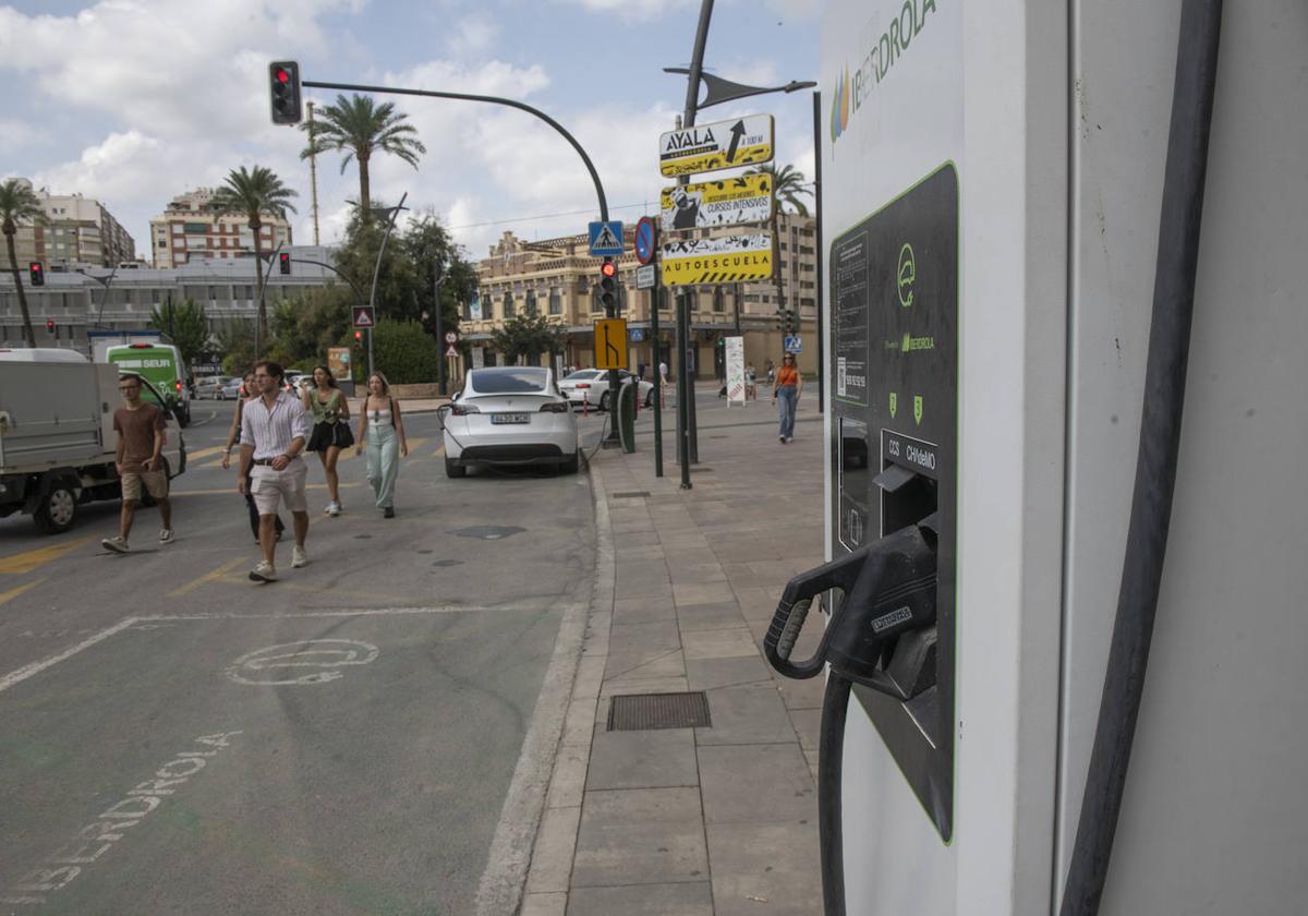 Punto de recarga de vehículos eléctricos en la plaza Circular de Murcia.