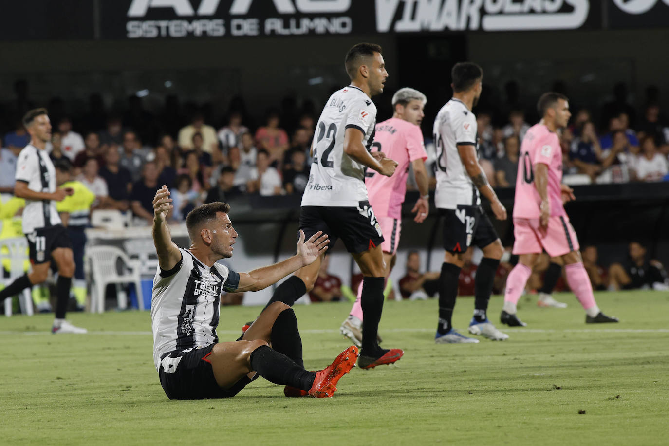 El partido del Cartagena frente al Eibar, en imágenes