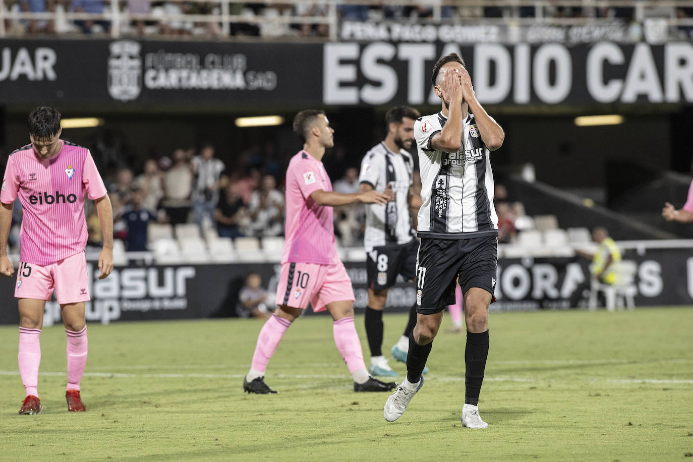 El partido del Cartagena frente al Eibar, en imágenes