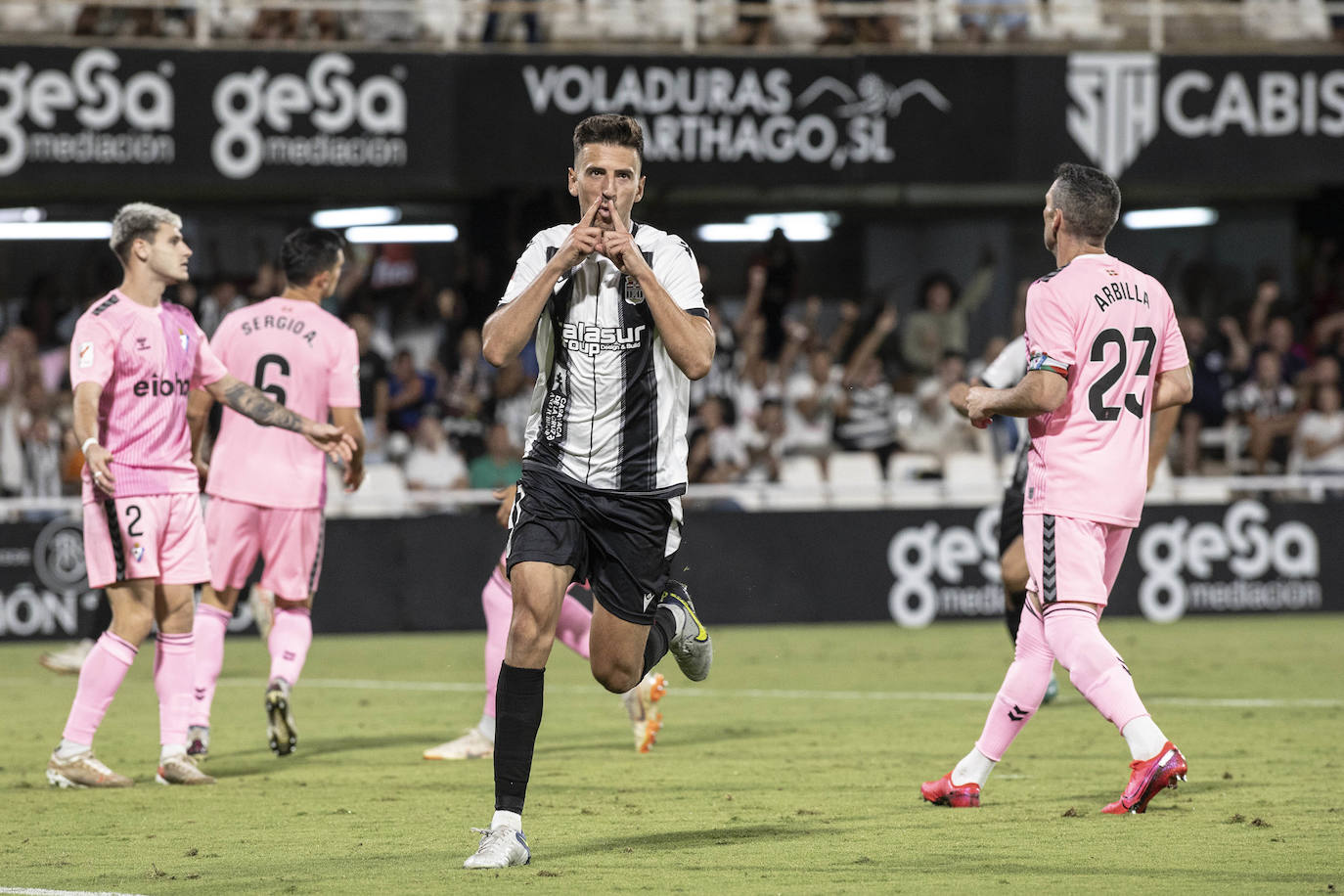 El partido del Cartagena frente al Eibar, en imágenes