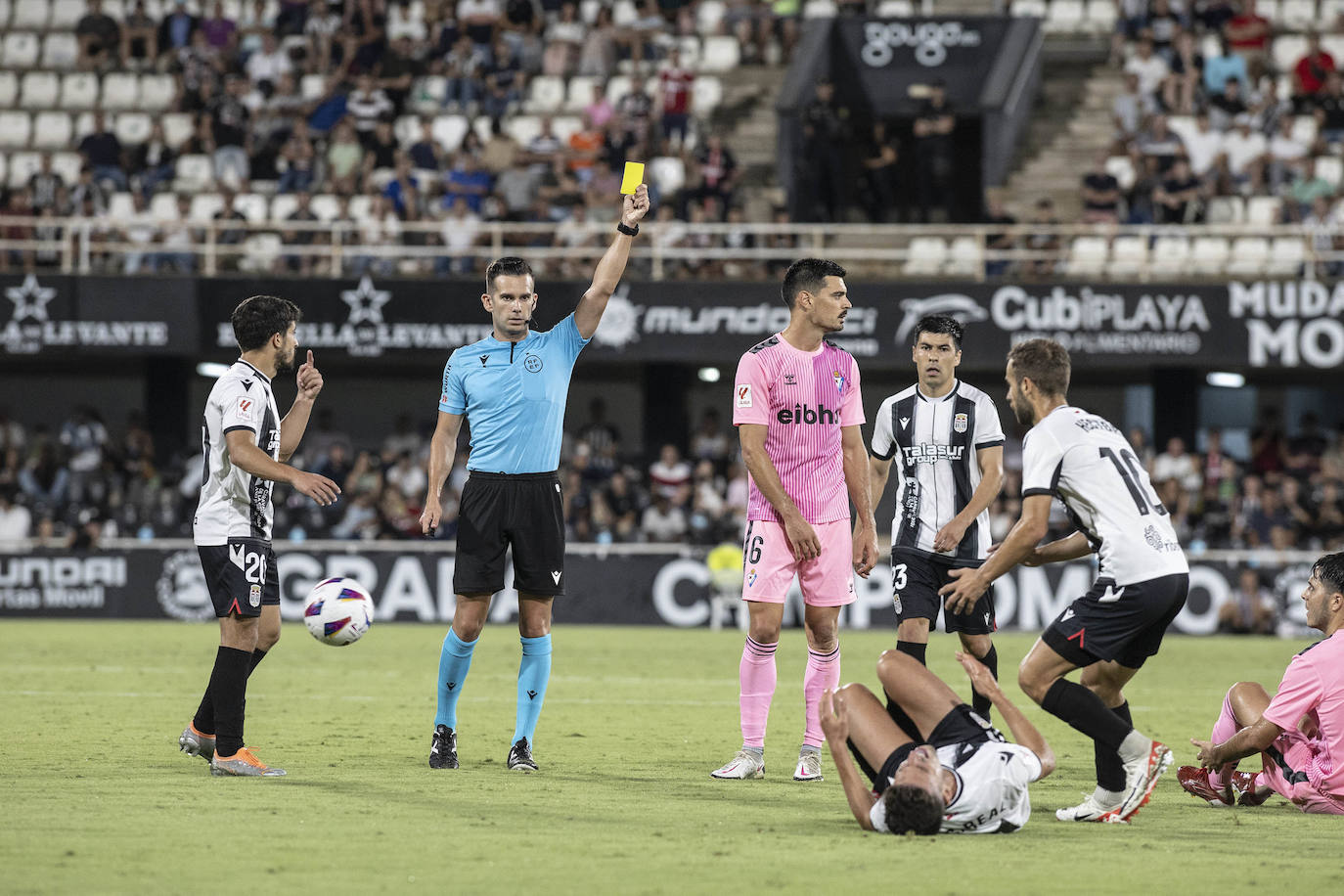 El partido del Cartagena frente al Eibar, en imágenes