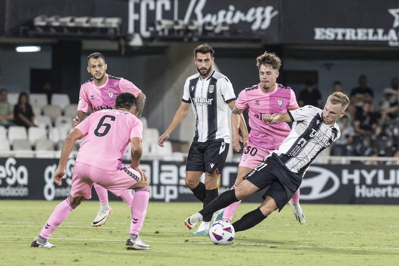 El partido del Cartagena frente al Eibar, en imágenes