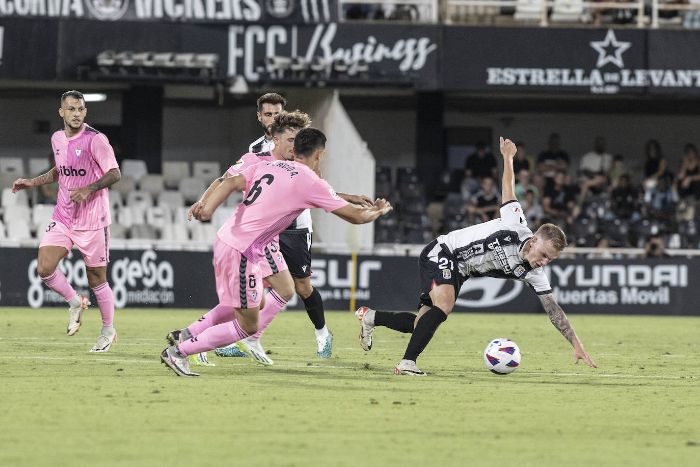 El partido del Cartagena frente al Eibar, en imágenes
