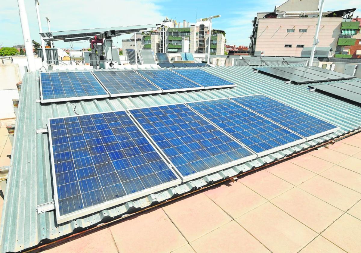 Placas solares instaladas en la terraza de la sede de Fremm, en Murcia.