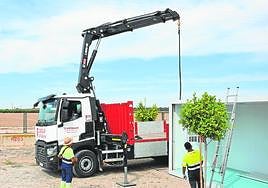 Montaje de uno de los barracones que faltan en el Menárguez Costa.