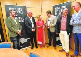 Jaime Ruiz Huéscar, José Fulgencio Martínez Máiquez, María José Peñalver, Salvador García-Ayllón Veintimilla, Pedro Serrano Aniorte y Raúl Burgos Aragón conversan antes del desayuno informativo, celebrado en las instalaciones de LA VERDAD.