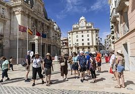 Turistas ayer por el centro de Cartagena.
