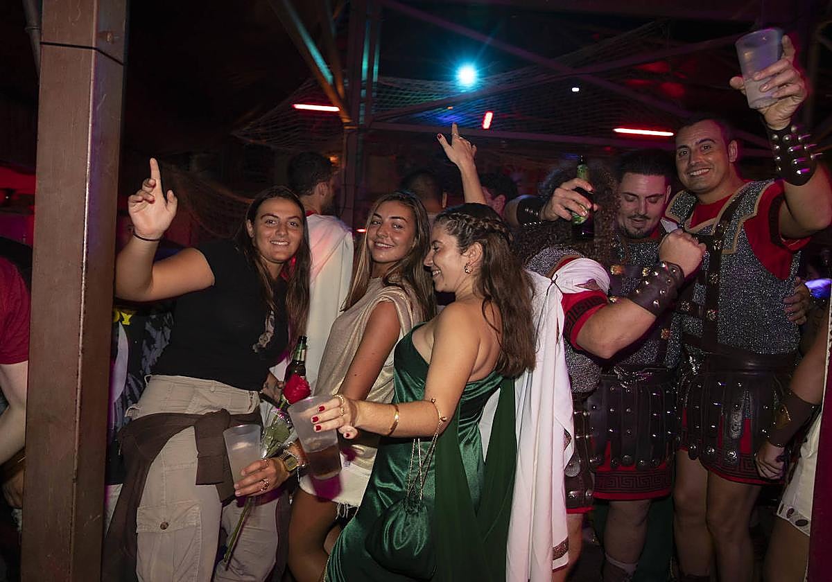 Una grupo de jóvenes baila en una caseta.