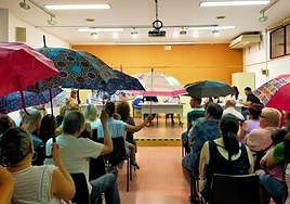 Madres y padres de alumnos del CEIP Virgen de la Fuensanta en un acto de protesta para exigir la instalación de la pérgola.