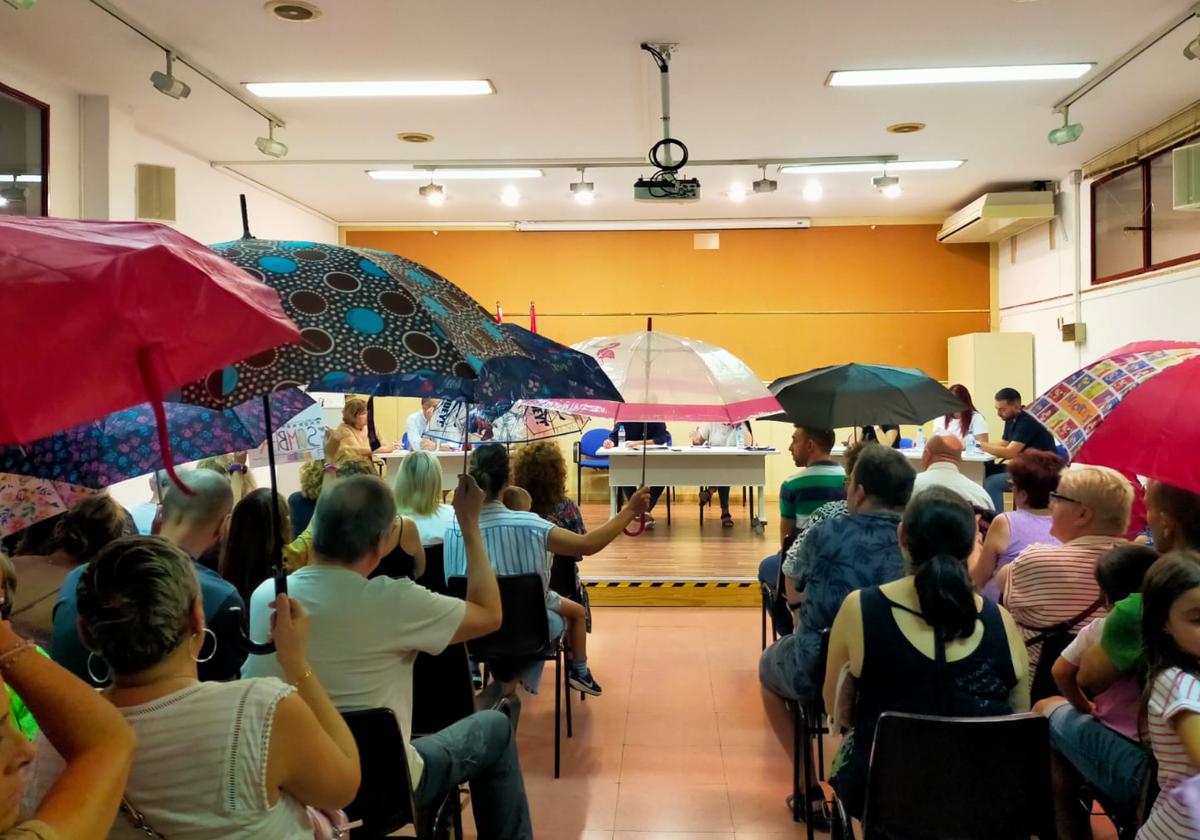 Madres y padres de alumnos del CEIP Virgen de la Fuensanta en un acto de protesta para exigir la instalación de la pérgola.