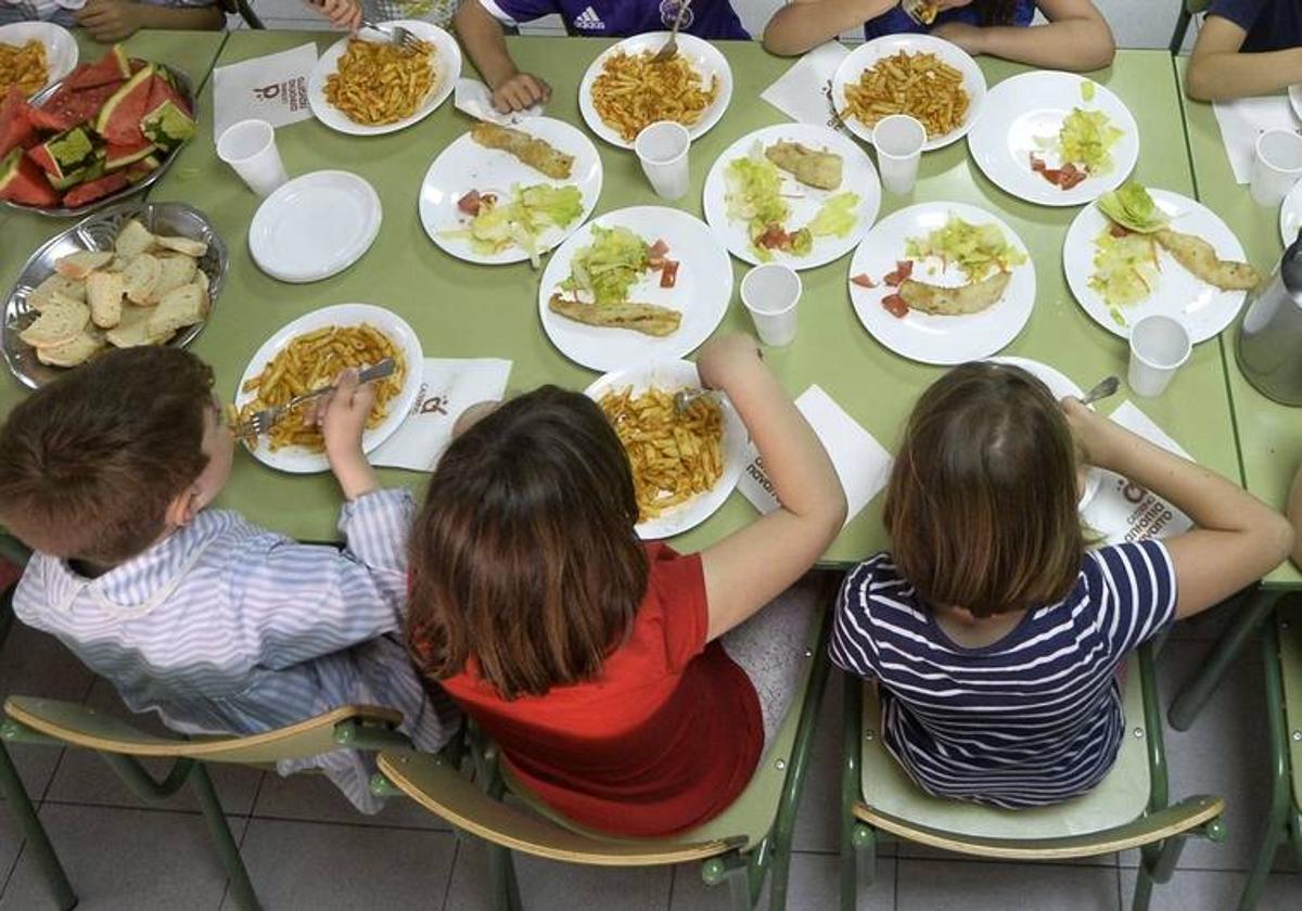 Varios niños, en la hora de la comida en un comedor escolar de un colegio de Murcia.