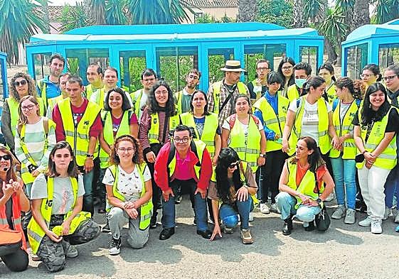 Agentes medioambientales deFundown del proyecto 'Súmate.Juntos contra el Cambio Climático' de PreZero, en unavisita a las instalaciones municipales de tratamiento deresiduos de Cañada Hermosa.