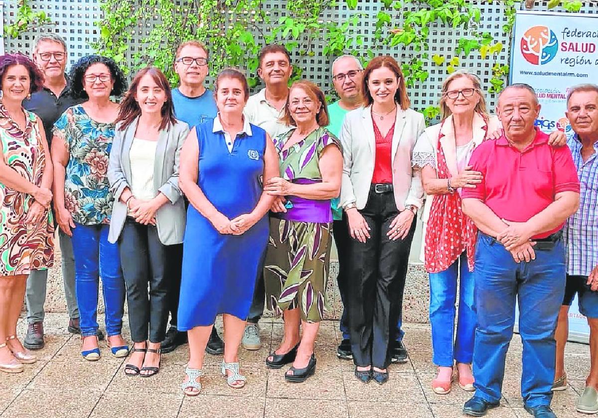 La presidenta de la Federación de Salud Mental, Pilar Morales (5ª izq.), con miembros de las distintas asociaciones regionales, y Esther Piornos (4ª izq.) y Ana Belén Martínez (7ª izq.), de Mercadona.