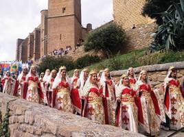 Las Damas de Navarra durante el desfile en Artajona
