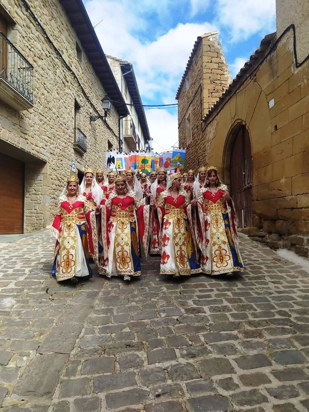 Caballeros y Damas de Navarra brillan en las Fiestas Medievales de Artajona