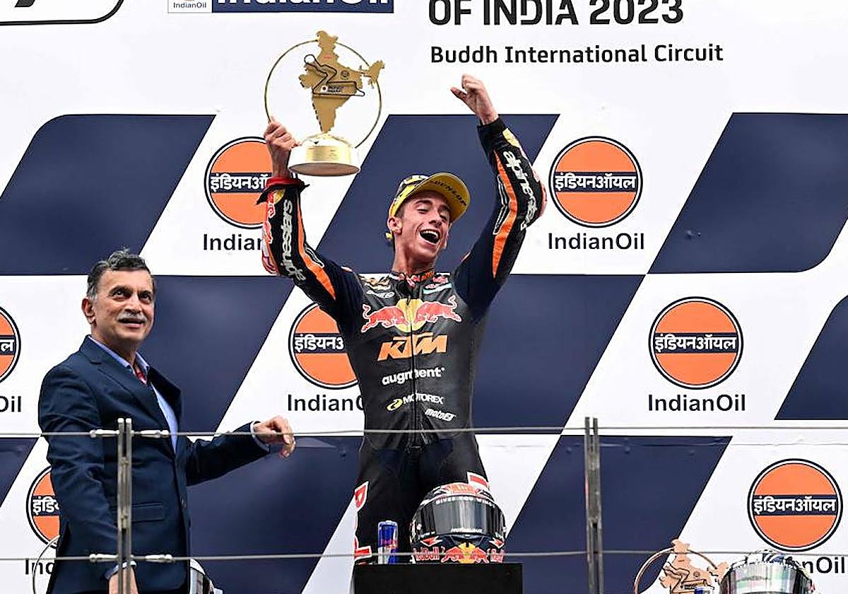 Pedro Acosta levanta el trofeo tras ganar la carrera del Gran Premio de la India.