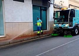 Operario de limpieza trabajando en Alquerías.