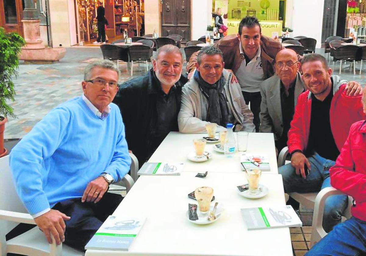 Pepe Linares, Josemi Gonzálvez, Juan Pedro Hurtado, Jero Linares, Loren Vergara, Luis Tevenet y Simón Ruiz, tomando el asiático en la Puerta de Murcia, en la década pasada.