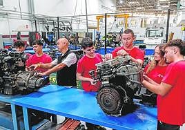 Seis alumnos y un profesor pertenecientes al Grado de Automoción, en una clase de manipulación de motores, en el Centro Integrado de FP Politécnico.