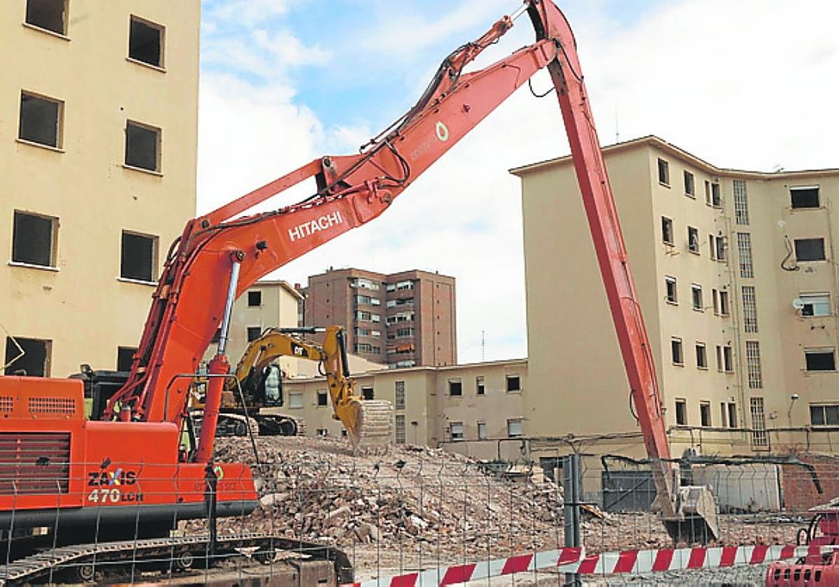 Máquinas sobre los escombros de los primeros derribos.
