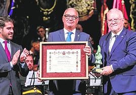 Carlos de Ayala recoge la distinción, ayer, en el Teatro Romea, flanqueado por el concejal Diego Avilés (i) y el presidente del Cabildo de Cofradías, José Ignacio Sánchez Ballesta.