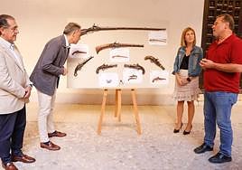 Gil supervisa los trabajos de restauración de las armas acompañado por los ediles de Cultura y Desarrollo Local y el restaurador García Rico.