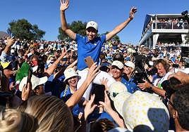 Carlota Ciganda cogida en volandas por sus compañeros tras ganar su partido.