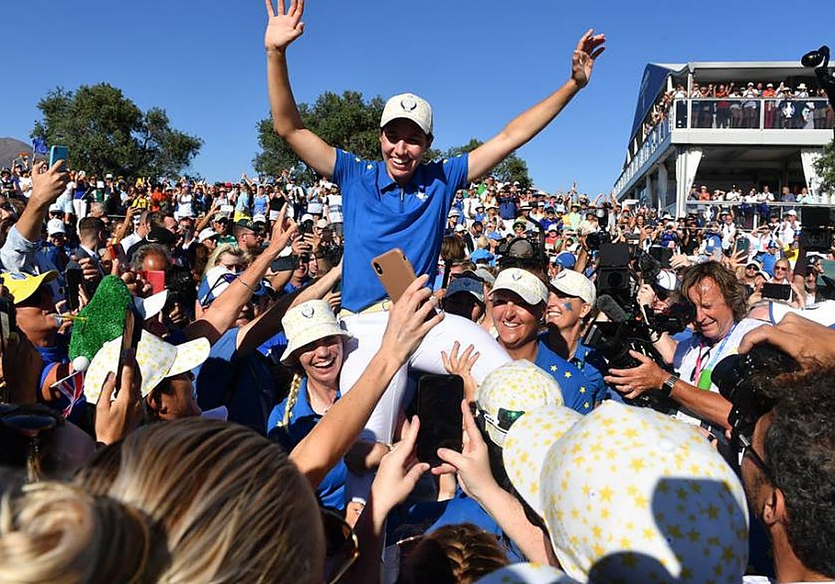 Carlota Ciganda cogida en volandas por sus compañeros tras ganar su partido.