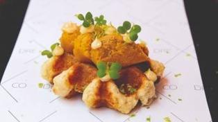 Salinera: gofre de almendra, hueva y mahonesa