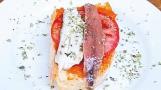Soldadito: tosta de sobrasada. tomate y anchoa