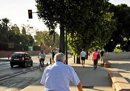 Un jubilado caminando, en una imagen de archivo.