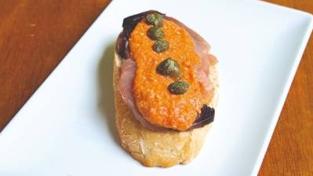 Montera: bonito sobre mojete murciano.