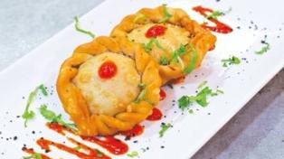 Tostada mexicana de maíz, salchicha y aguacate