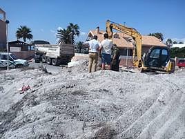 Representantes de Anse en la zona donde se estaban llevando a cabo las obras el pasado miércoles.