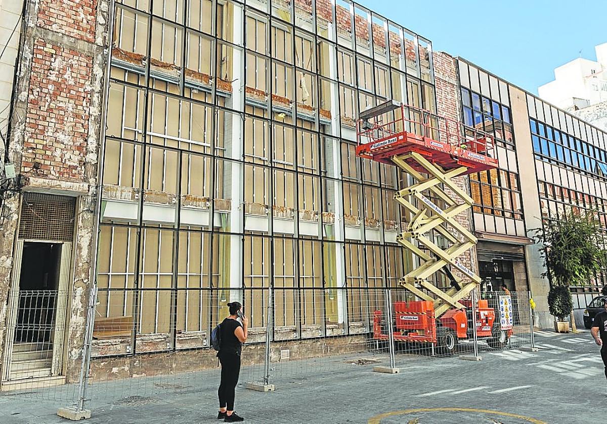 Dos vecinos frente a la antigua sede de la Escuela de Enfermería, donde Salud Mental está ampliando sus instalaciones.