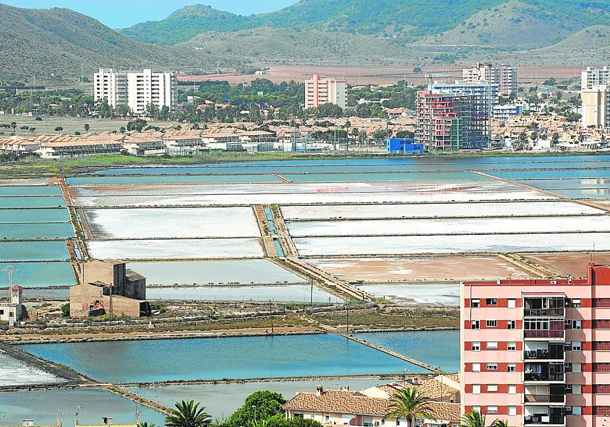Panorámica de las Salinas de Marchamalo, rodeadas de urbanizaciones, en el entorno de La Manga. La imagen es de archivo.