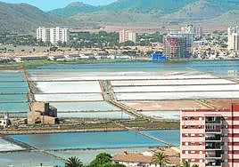 Panorámica de las Salinas de Marchamalo, rodeadas de urbanizaciones, en el entorno de La Manga. La imagen es de archivo.