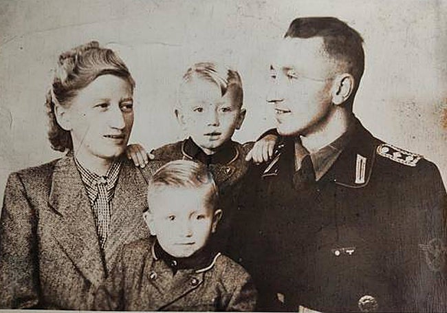«Una foto de la familia Dudda en 1944. Está hecha en un estudio fotográfico de Viena. Mi abuelo viste el uniforme de la policía y mi padre está vestido de domingo y tiene un tupé a lo Tintín o Titeuf».