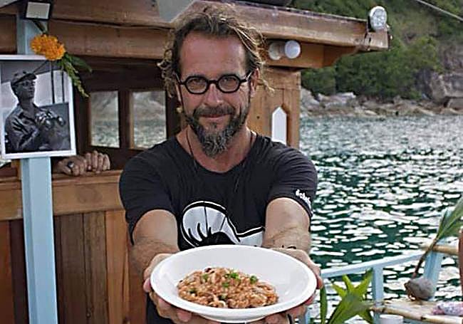 El chef, con el arroz meloso que servía en el barco.