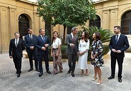 Marcos Ortuño (centro) junto a los directores generales, este miércoles.