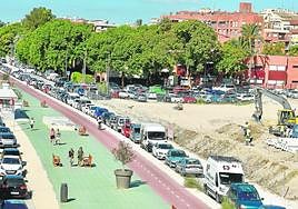 Los coches ocupan terrenos sin urbanizar en el Infante Juan Manuel junto al bulevar del soterramiento de las vías.
