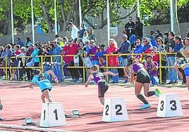 El público, de pie, sigue una prueba en la pista.