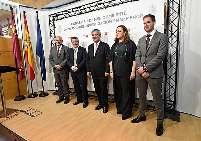 De izquierda a derecha, Víctor Serrano, Enrique Ujaldón, Juan María Vázquez, María Cruz Ferreira y Federico Miralles, ayer, en la toma de posesión de altos cargos de la Consejería de Medio Ambiente.