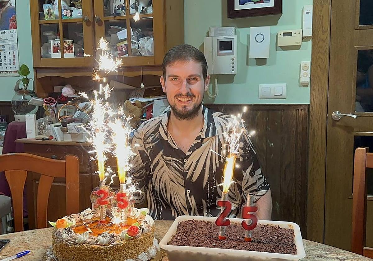 José Carrasco celebra sus 25 años.